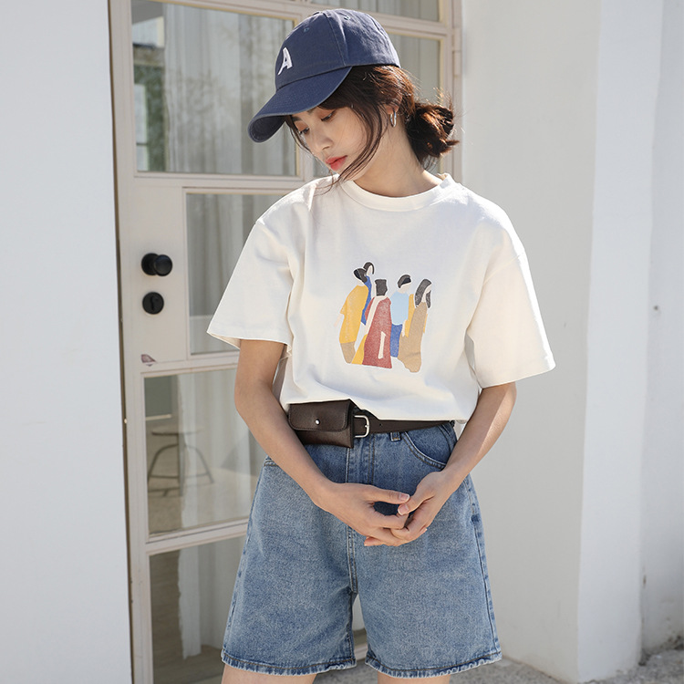 A unique and super good-looking short-sleeved T-shirt for early spring women's wear. Pair it with a petite base layer