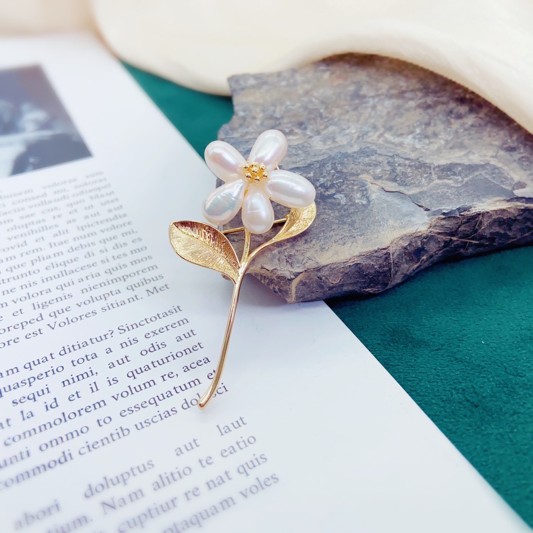 A unique pearl brooch, with a simple, fresh and sweet design, is a cute Internet celebrity bestseller. It is a Christmas brooch and pin decoration, featuring a national trend Specification image