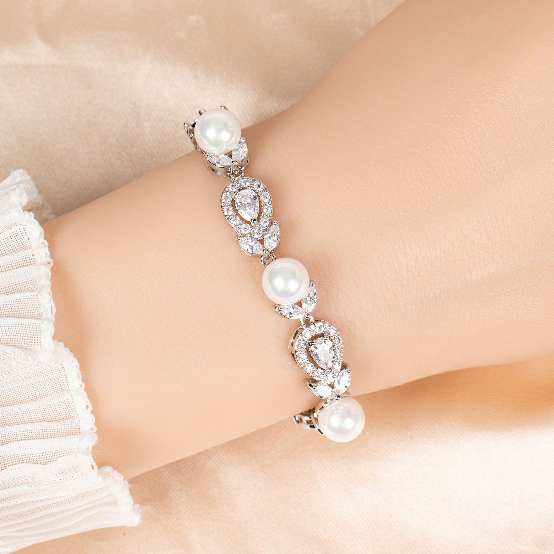 Wholesale of luxury pearl and gemstone bracelets from Europe and America, fully diamond AAA zircon, exquisite banquet accessories, and bridal jewelry Application Scenario