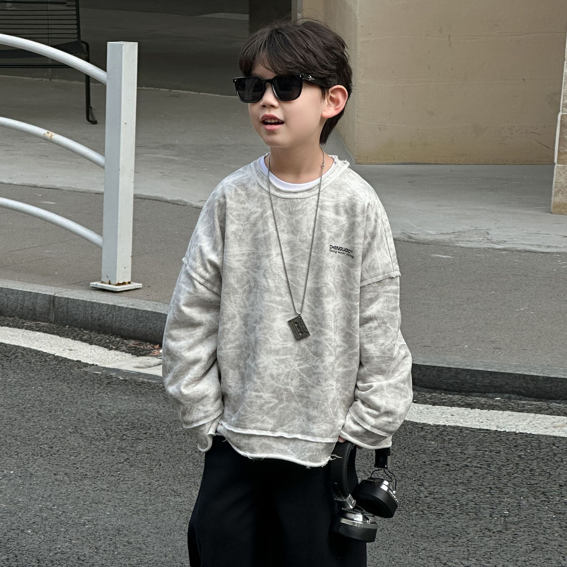 A new Korean-style hoodie for boys in spring 2025, a versatile and casual top for children, a loose round-neck pullover for kids details Picture
