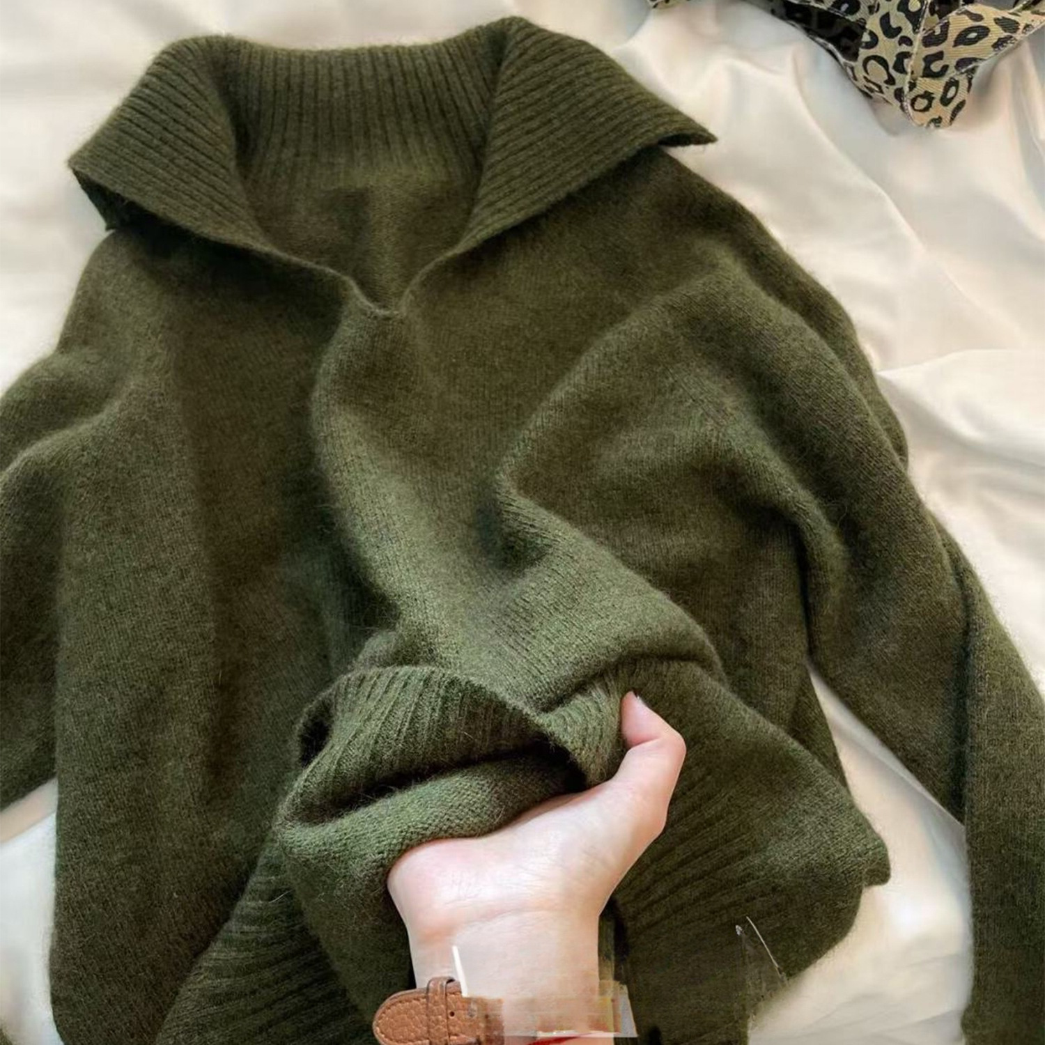 2025新品墨绿色绵羊毛翻领毛衣女秋冬保暖百搭慵懒针织V领上衣详情1