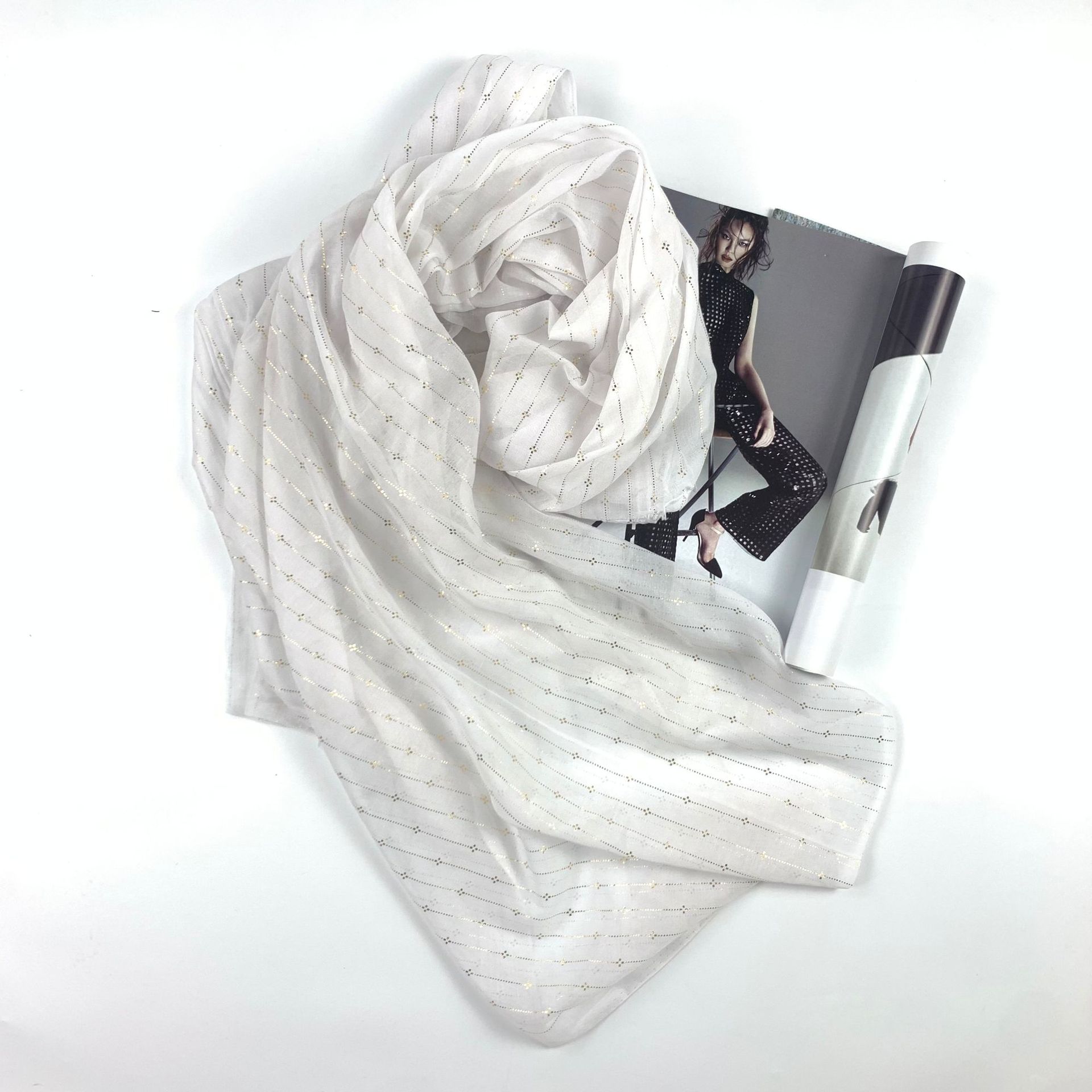 ورشقت الحلاقة بالذهب، وشاح حرير، وشاح مسلمة، وشاح حرير، ورحلة ربيع عام 2023. Specification image