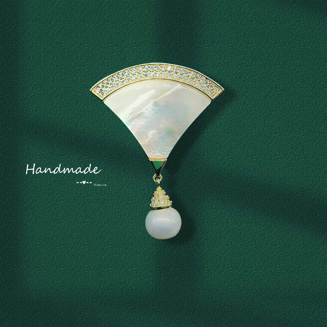 محملة لؤلؤة اللؤلؤة، مصممة تصميما متقن على شكل دبوس مروحة Specification image