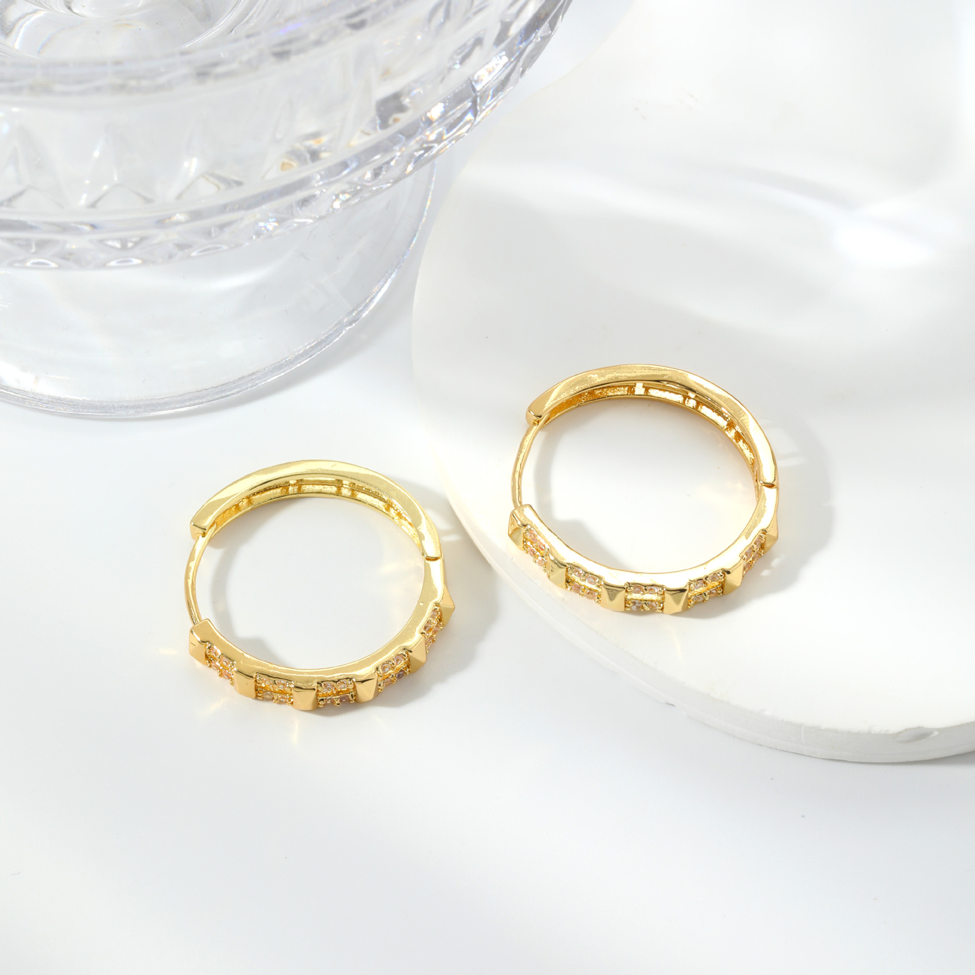 Kashi's new autumn European and American style simple and versatile circular geometric zircon ear buckles are Valentine's Day gift accessories for couples Application Scenario