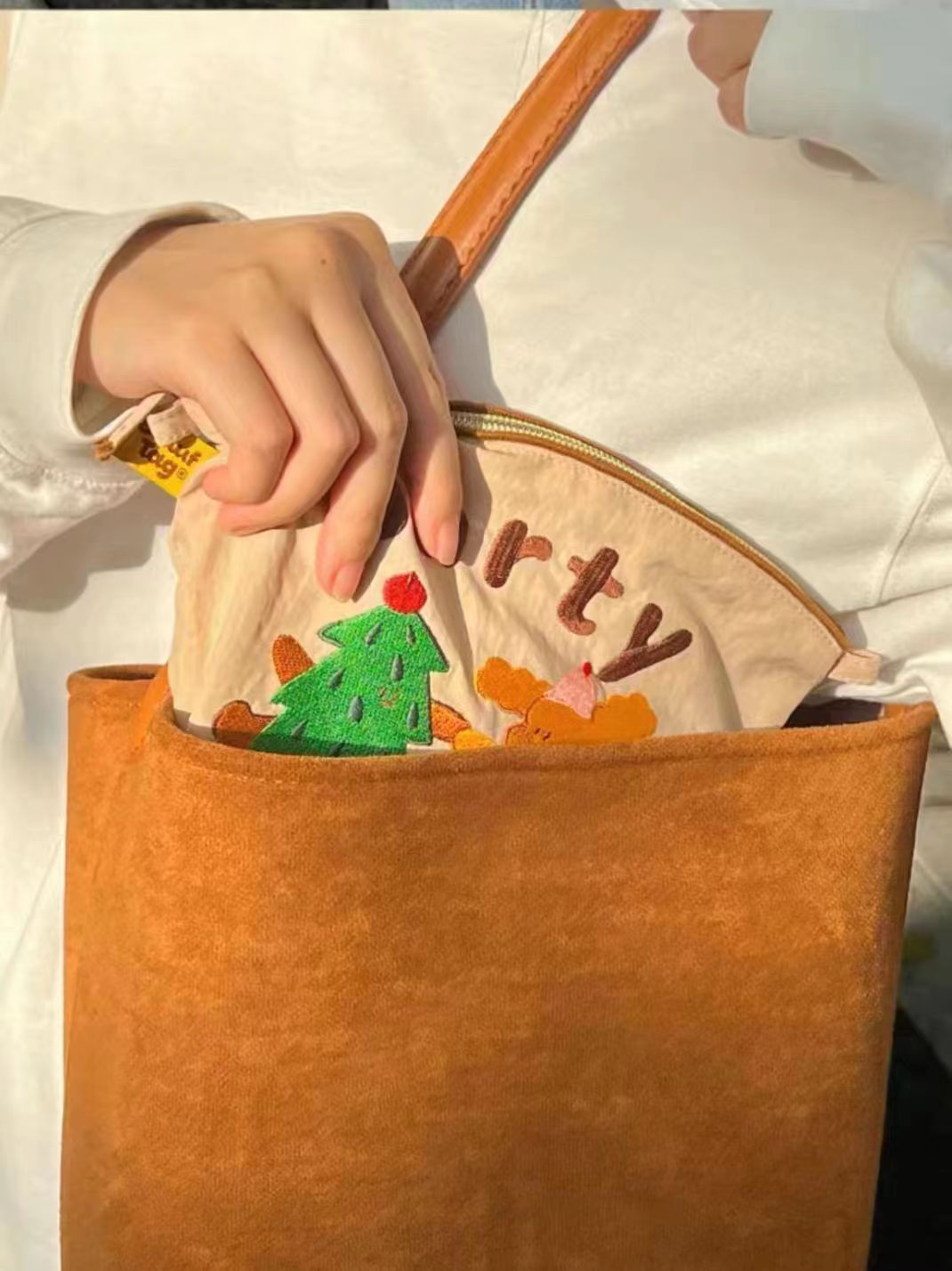 Cute illustration embroidery, eco-friendly cloth bag for storage, portable nylon makeup bag, large-capacity toiletries and makeup brushes, hand-held bag Specification image