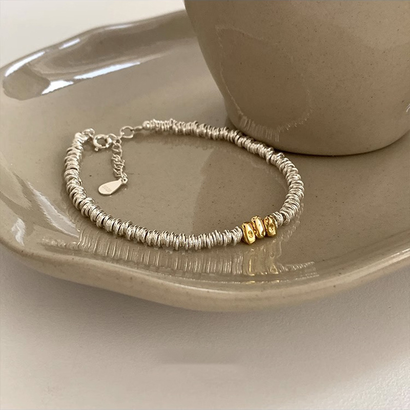 A Korean-style light luxury, niche and exquisite gold silver bracelet with a cold and elegant female style. A silver ring as a gift for your best friend Application Scenario