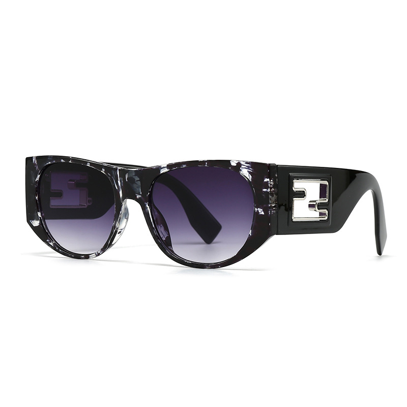 New cross-border foreign trade modern retro large frame metal accessory sunglasses, INS style street style sunglasses 9217 Application Scenario