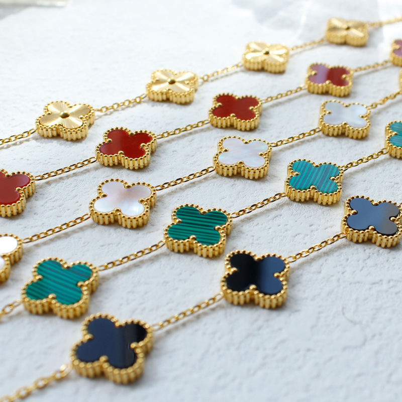 The high-end V gold four-leaf clover bracelet from Vanjia for women, made of titanium steel, features a light luxury electroplated 18k gold design. It is a niche item that is popular on social media and does not fade Application Scenario