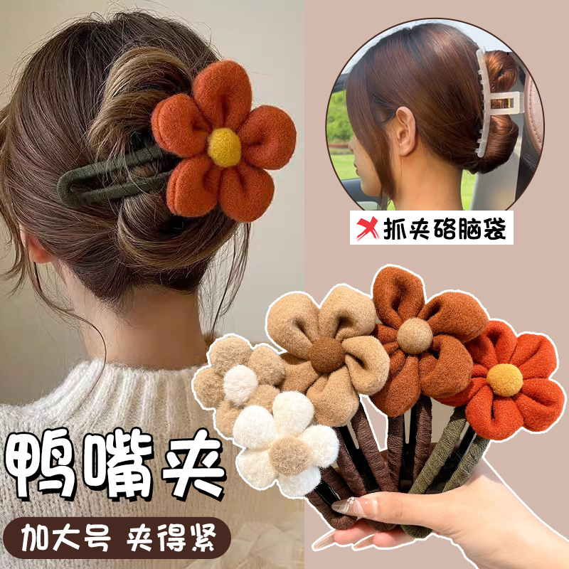 A safe alternative to a large, flower-shaped duckbill hairpin at the back of the head, a half-clip hairpin, and a shark clip headwear Application Scenario