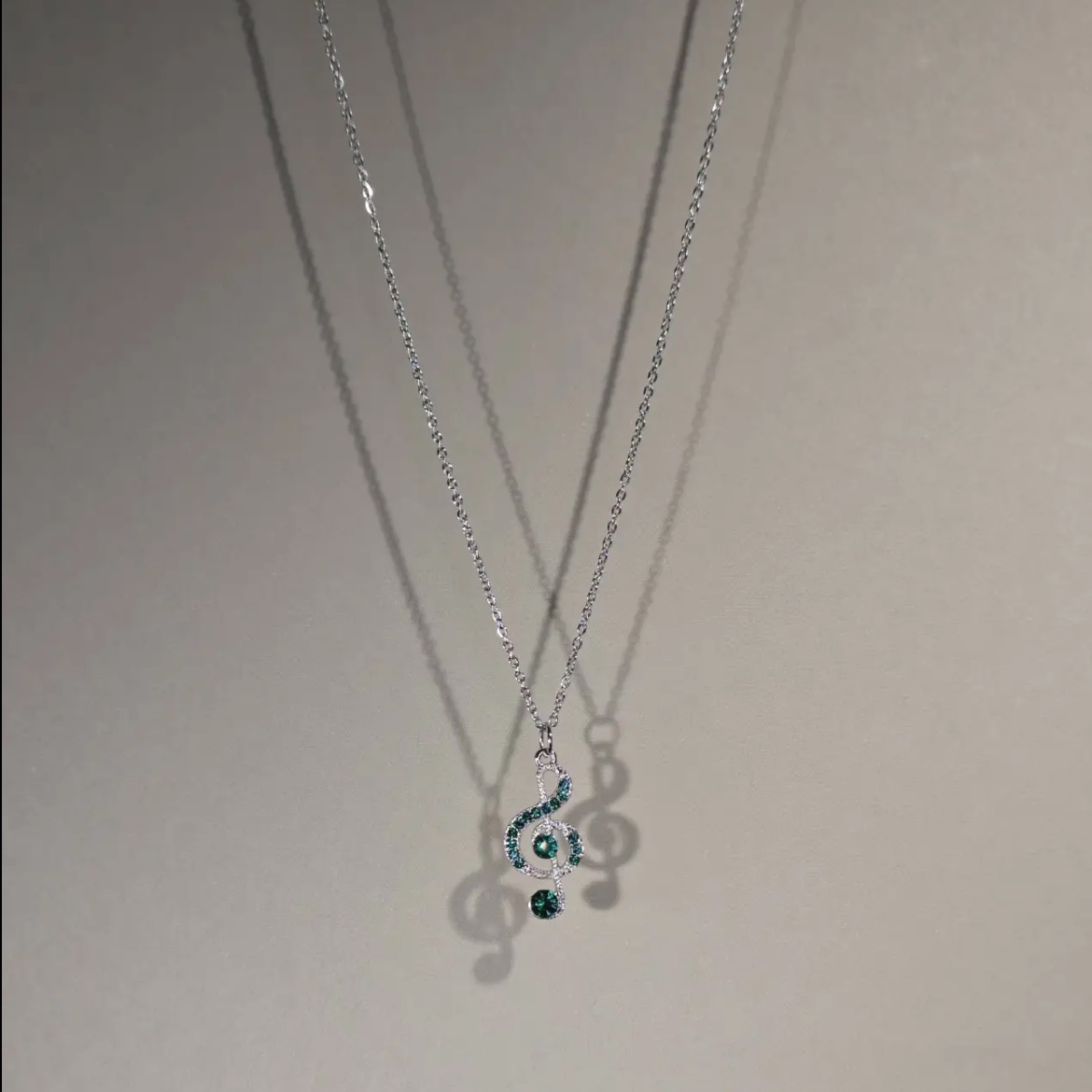 Cross-border e-commerce Vintage Blue note girls' necklace titanium steel rhinestone note pendant collarbone chain Application Scenario