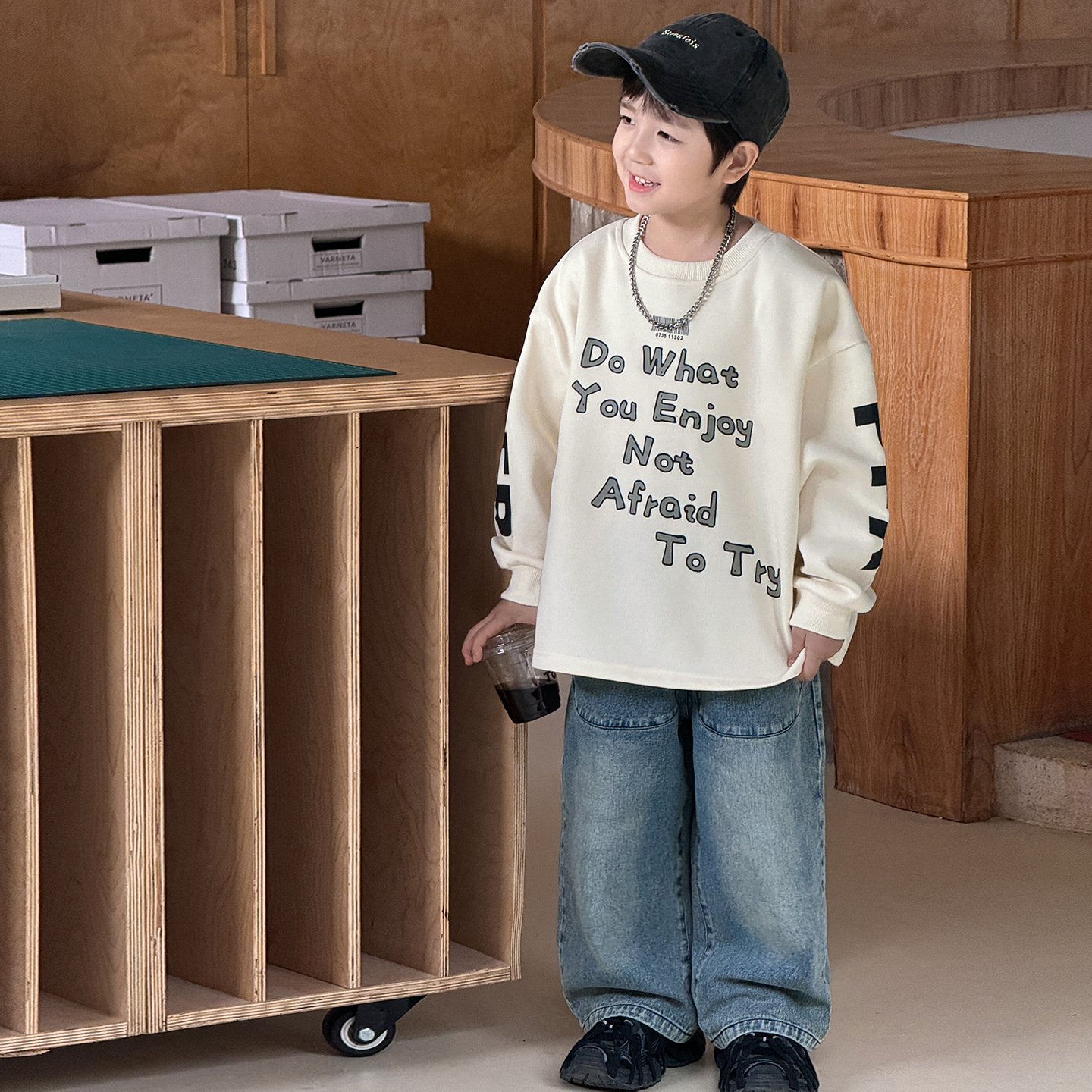 Tongku 2025 Spring New Collection of Huzhou Zhili children's Clothing: Versatile boys' tops, trendy and cool children's sweatshirts with letter prints Specification image