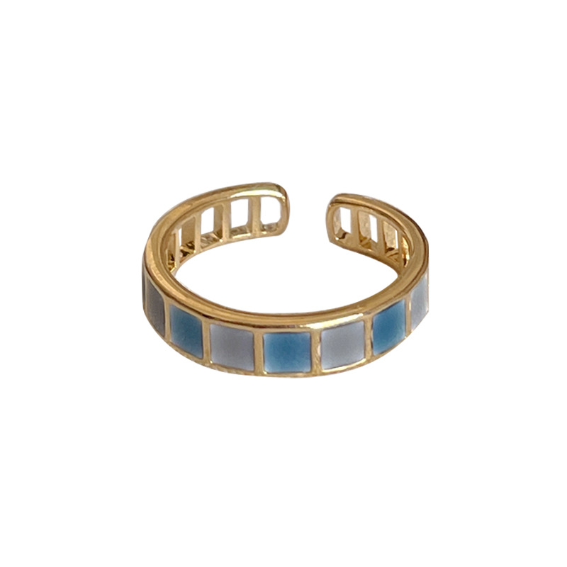 The design sense of the ring is a cold and aloof style for women, with a unique and light luxury trend. It has an adjustable opening and is an emerald index finger ring Item Picture