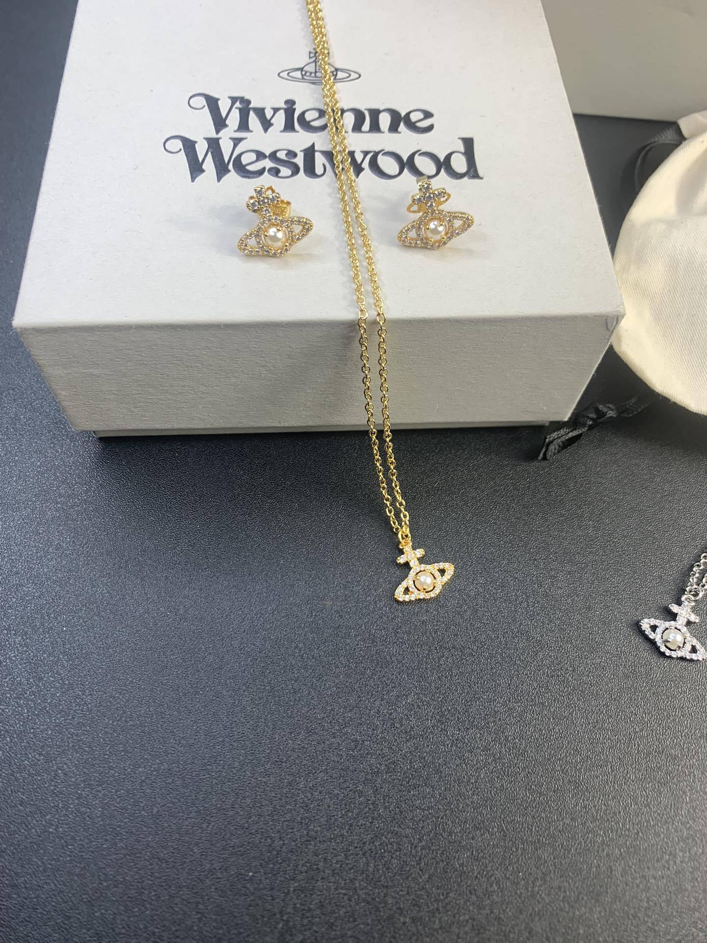 Cross West Empress Vivian Cross Line Zircon Pearl Saturn Necklace Small Red Book Quick Group A Traceless Generation Application Scenario