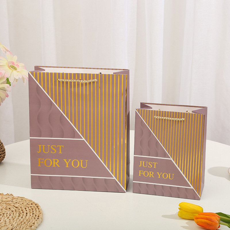 Business gift bags, hand-held bags, gilded and powder-coated paper bags, birthday return gifts and souvenir packaging bags details Picture