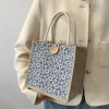 A trendy woman carrying a linen bag for work in 2023 is stylish. She goes out with a lunch bag and a Japanese-style Instagram small shoulder bag Specification image