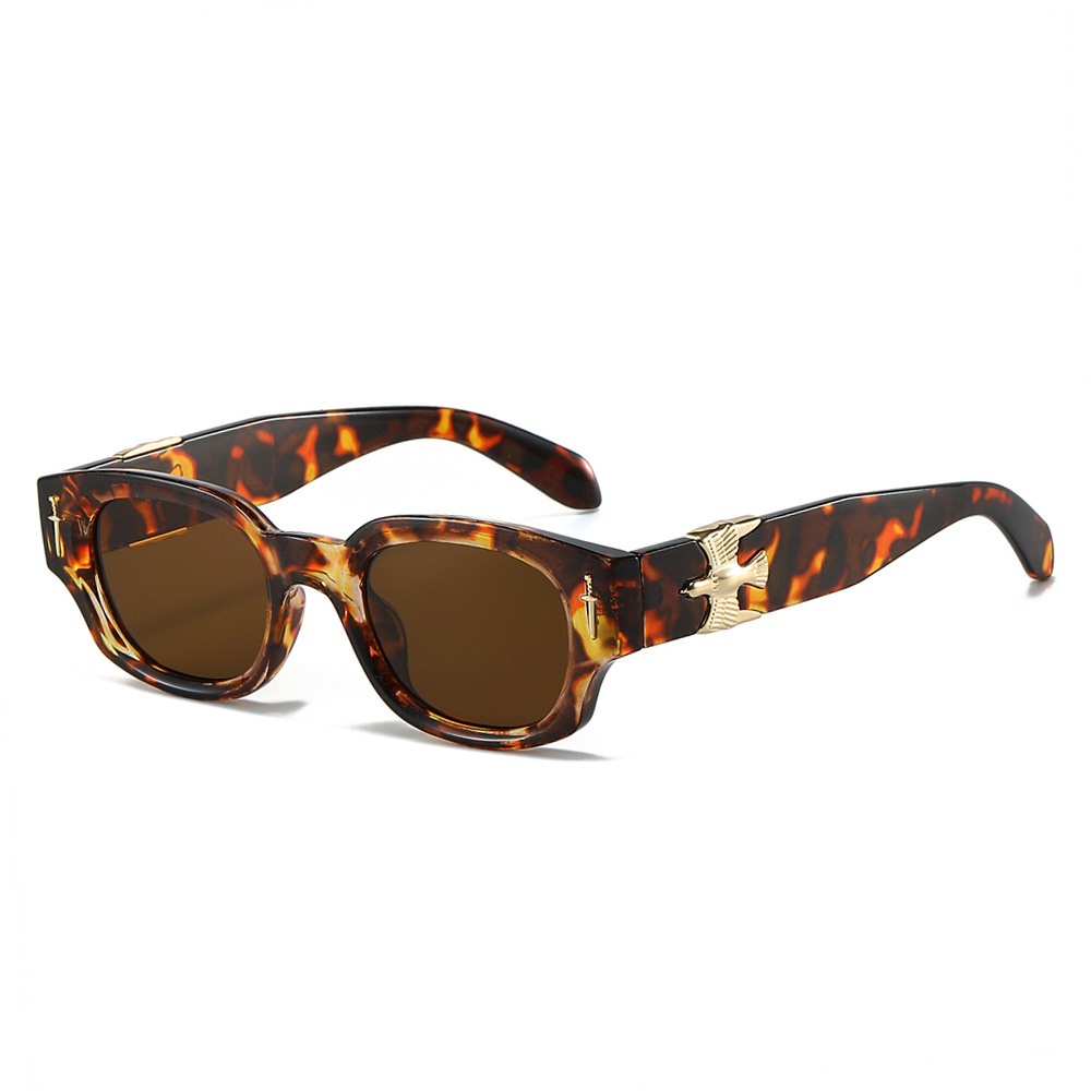 The new cross-border square-framed sunglasses for 2024 feature European and American individual elements, such as swords and eagles, and are fashionable metal sunglasses for men Item Picture