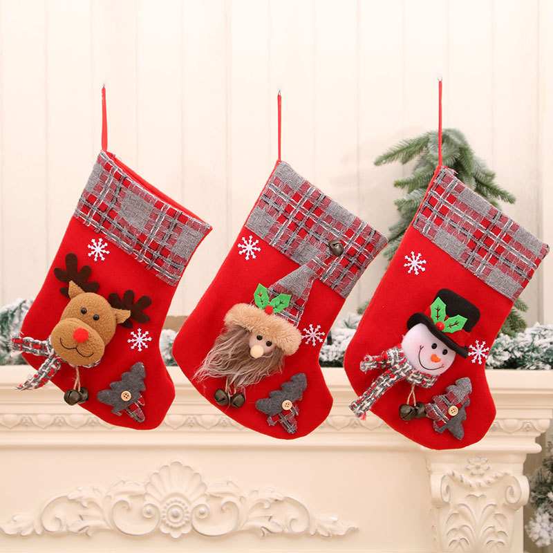 Cheung Chau Christmas New Medium Three-Dimensional Christmas Stocking Gift Bag Flannel Gingham Stocking With Bell Christmas Decorations Application Scenario