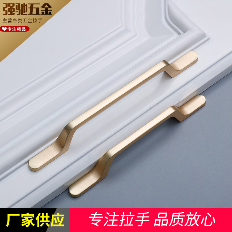 The manufacturer's new simple and light luxury copper-colored zinc alloy handle, window display cabinet door, furniture hardware accessories, wardrobe door handle details Picture