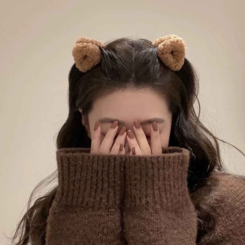 The fluffy, colorful triangular small scratch-clip features cute cat ears, hair claws, small bangs on the forehead, and a lamb fur decoration Application Scenario