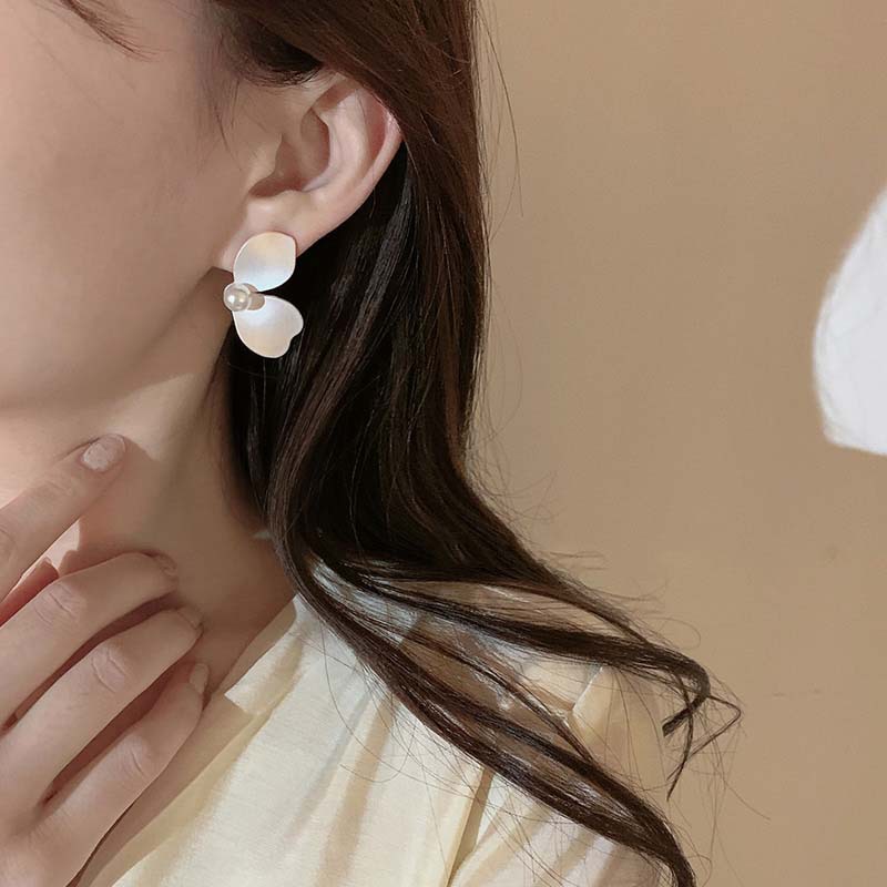 Silver needle milk white heart-shaped flower pearl earrings, retro style and simple design sense, small and niche ear accessories wholesale Application Scenario