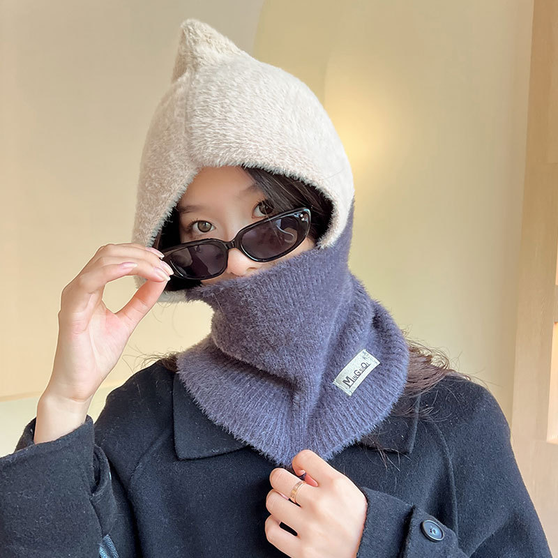 A popular online warm scarf and ear-protecting hat for women to make their faces look smaller and keep warm in autumn and winter. It's a knitted woolen Lei Feng hat Specification image