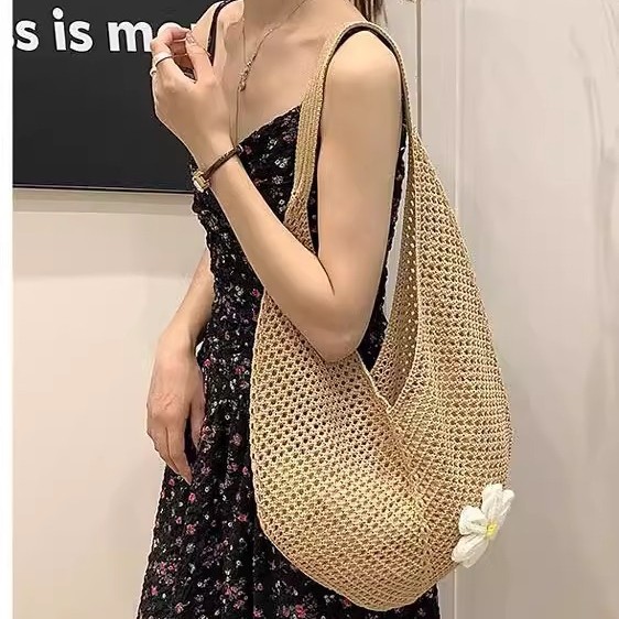 Large-capacity women's 2025 new versatile single-shoulder beach vacation bag, woven straw commuter tote bag