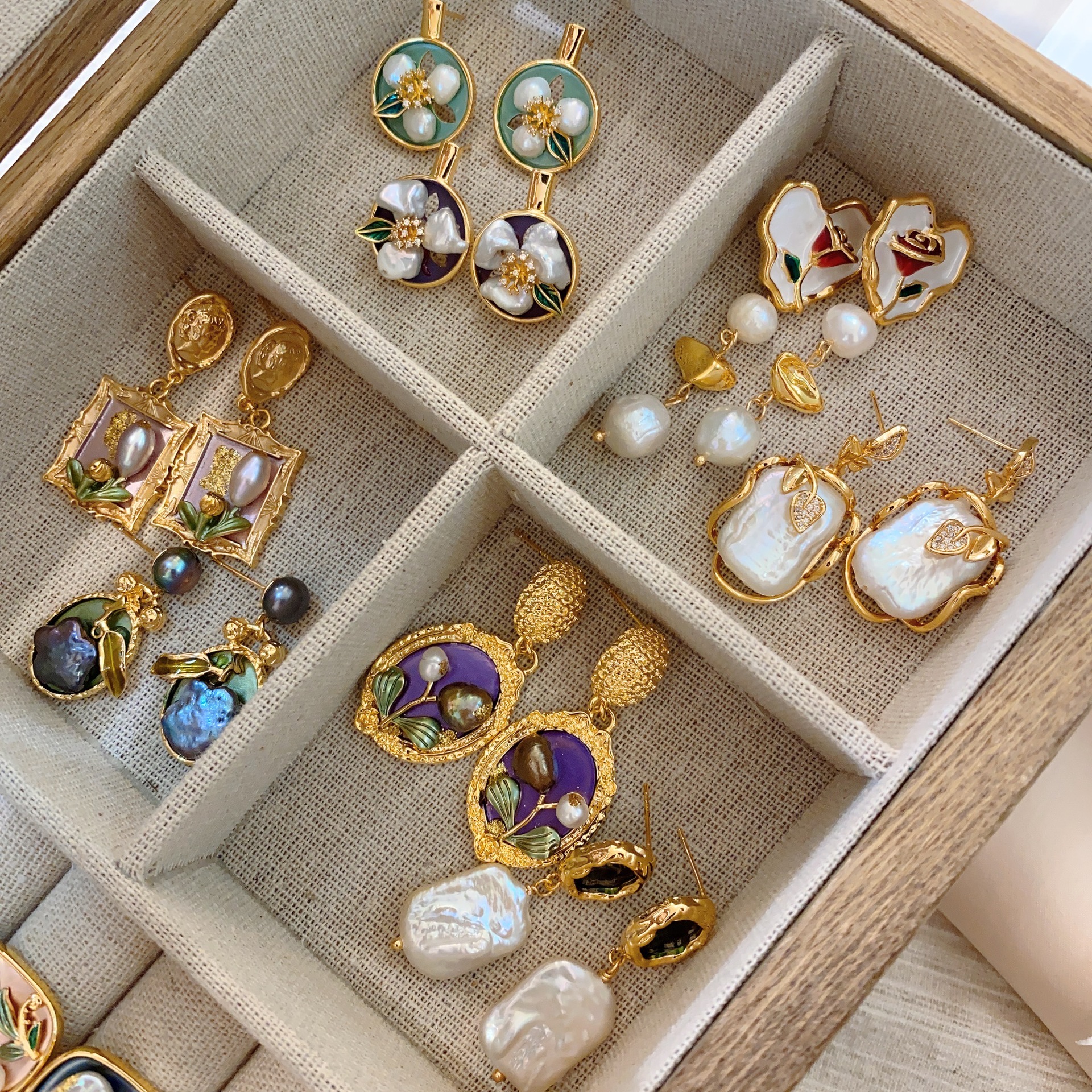 Medieval Baroque Pearl Earrings French Oil Painting Frame Flower Earrings Court Style Light Luxury Retro Art Earrings Application Scenario