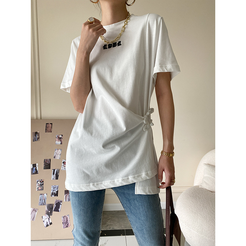 The SN1425 SN1425, a trendy and cool women's T-shirt with a button-down split and off-the-shoulder sleeve design, is a new summer 2022 collection details Picture