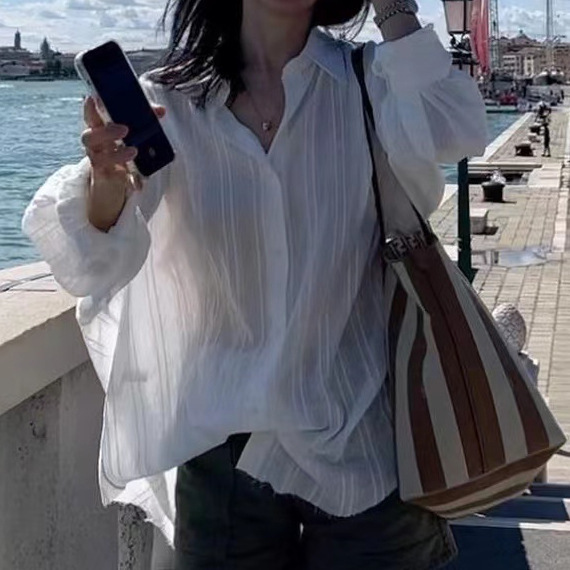 This is a new summer collection of women's new Chinese-style shirts featuring the same style as Song Hye Kyo. They are designed by a Korean designer and are a niche, loose and laid-back style shirt details Picture