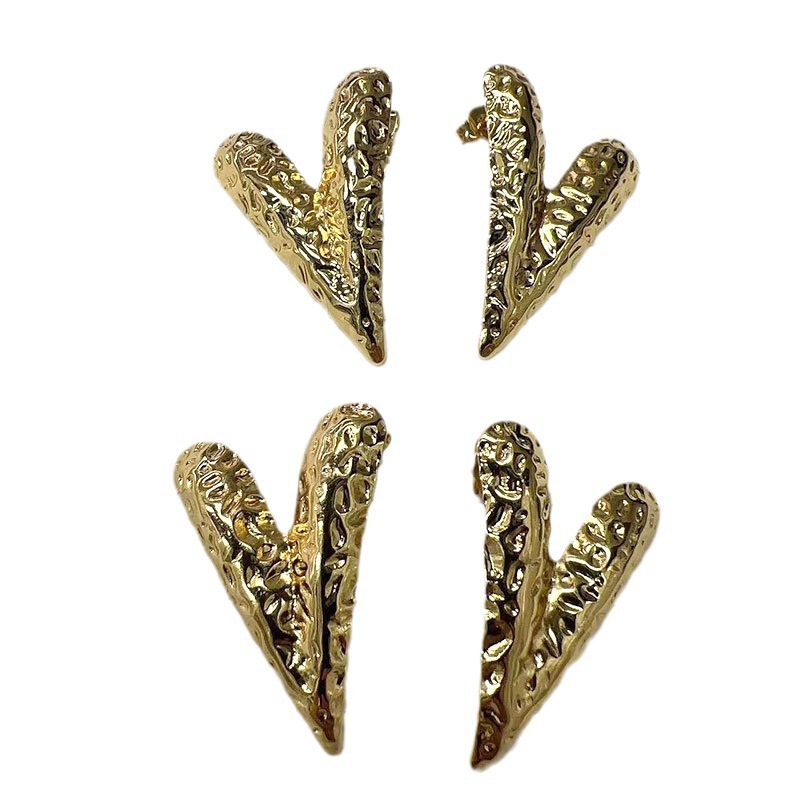 Wholesale of niche accessories such as European and American fashion textured retro heart-shaped stud earrings, copper gold-plated light luxury stainless steel earrings Item Picture