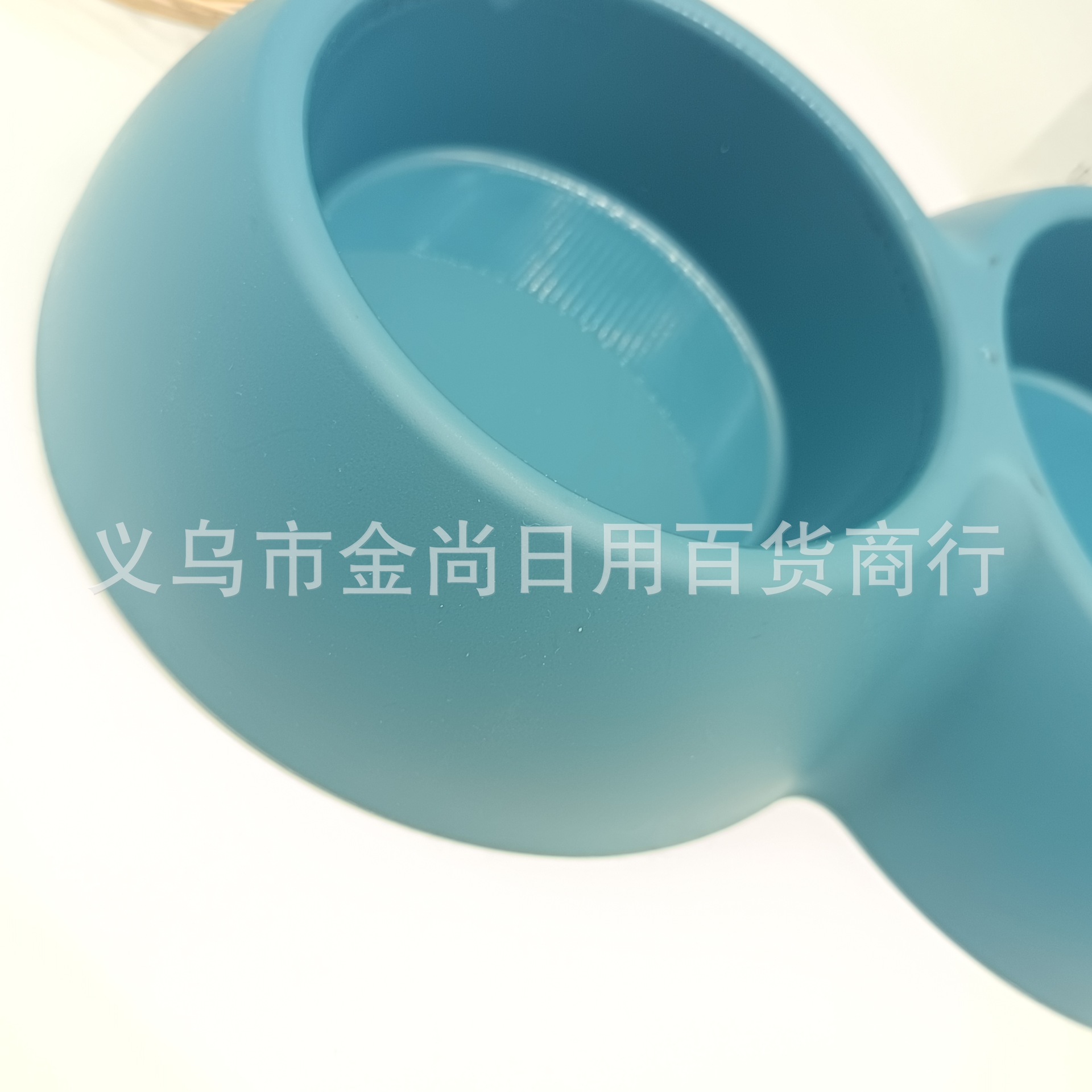 Wholesale of foreign trade cross-border candy-colored pet stainless steel double bowls, dog bowls, cat bowls, feeding and water bowls, pet dog bowls Application Scenario