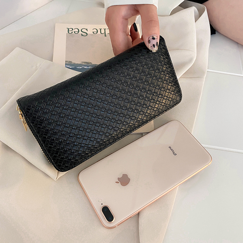 The New 2023 Korean Version Of Women's Purse In The Long Pu Indentation Braided Hand Bag Multi-Card Money Clip Purse Woman Application Scenario