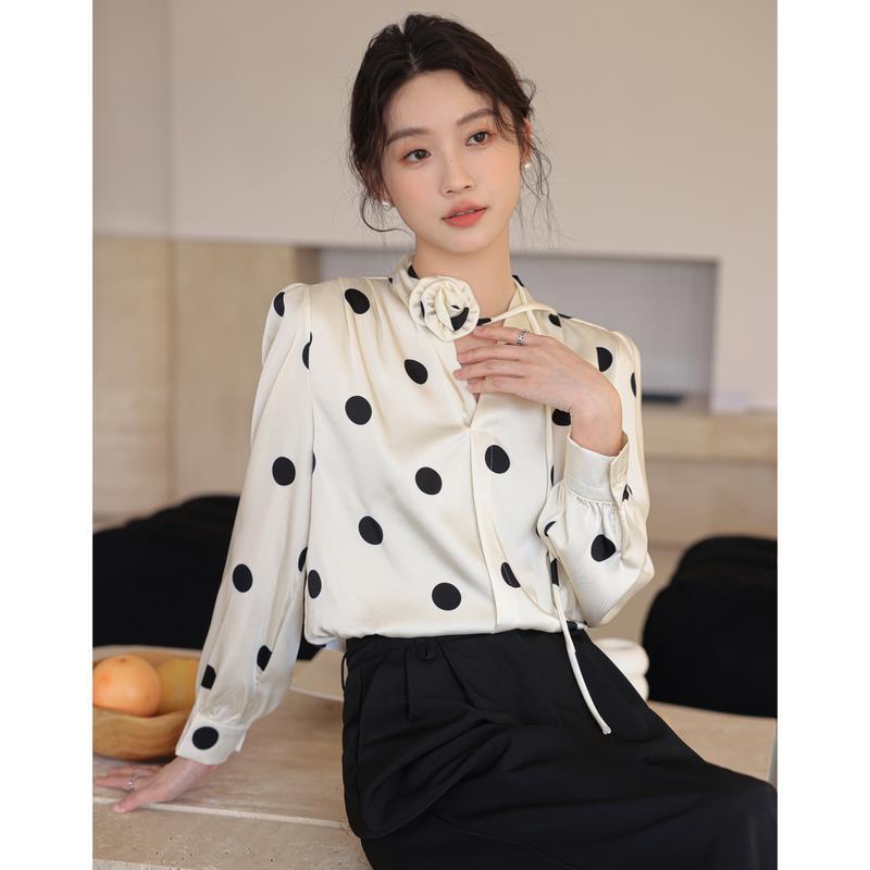 Chanel-style V-neck lace shirt for women 2023 new autumn collection, a beautiful French blouse with long sleeves and chiffon top