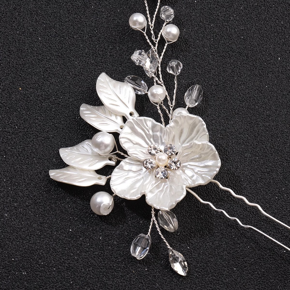 The new bride's hair comb is super ethereal, and the wedding dress headwear is a beautiful pearl imitation accessory. It is elegant and exquisite for children's performances and hosting Application Scenario