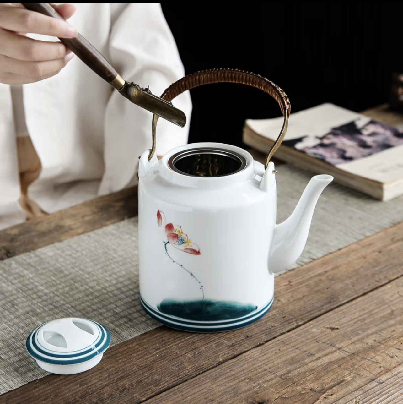 White Porcelain Large Capacity Ceramic Home Teapot 1.2L Beam Kettle Cold Kettle Blue And White Porcelain Hand-Painted Bridge Pot Inn Hotel Application Scenario