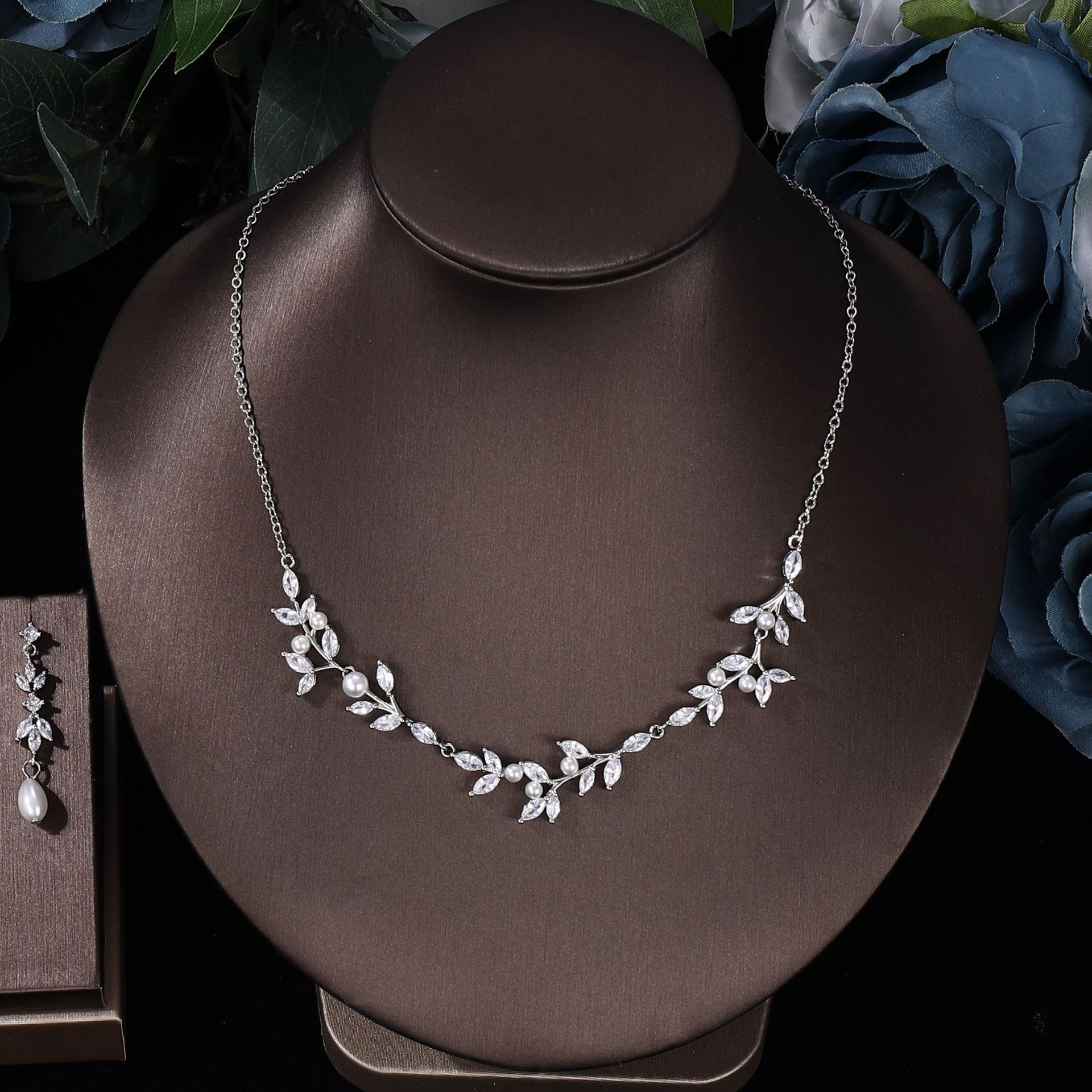 Cross border hot sale collar de perlas de moda vestido de boda zircon collar set con alto sentido de la joyería de noche al por mayor Application Scenario