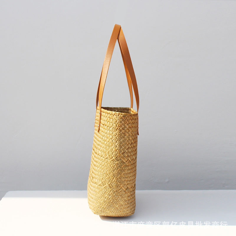 Straw woven single-shoulder bag, large-capacity tote bag, woven bag, hand-held beach bag, handcrafted Korean version retro seaside vacation bag Application Scenario