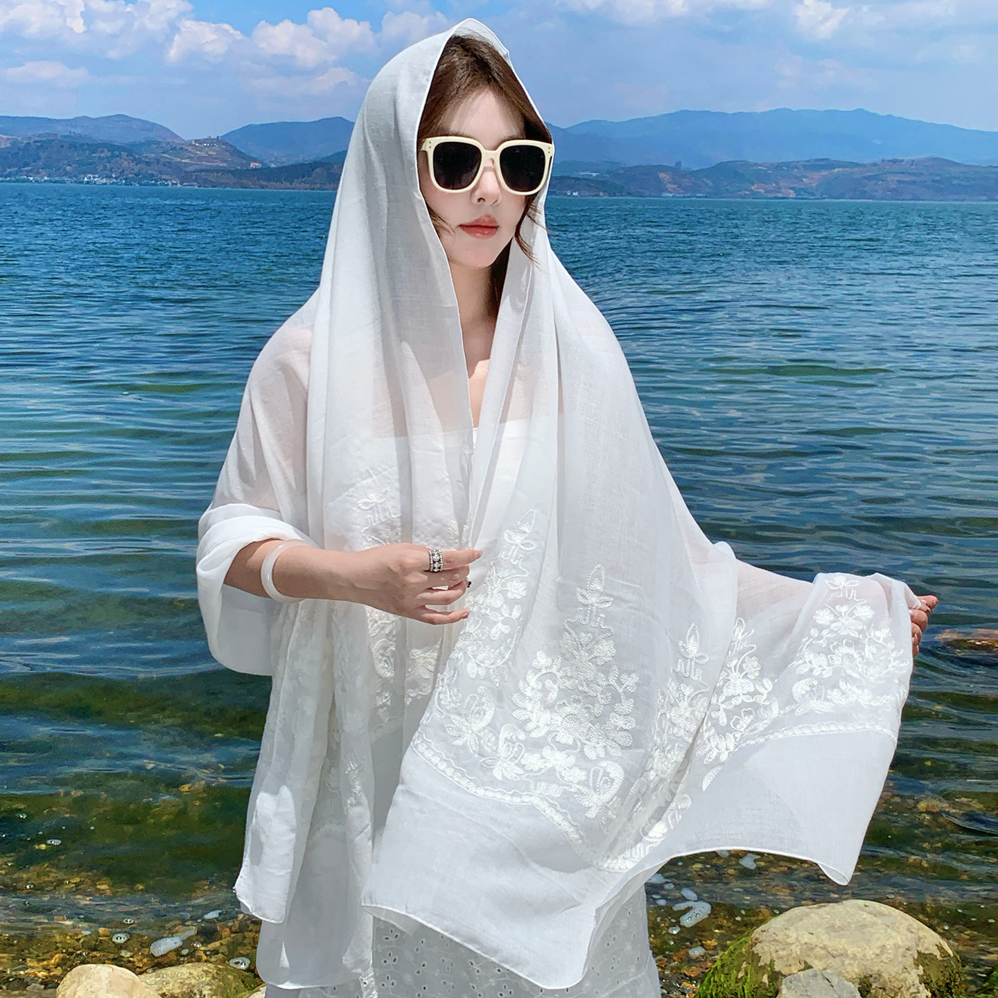 披肩女外搭2025新款白色碎花流苏丝巾搭配吊带旅游拍照必备围巾薄产品图