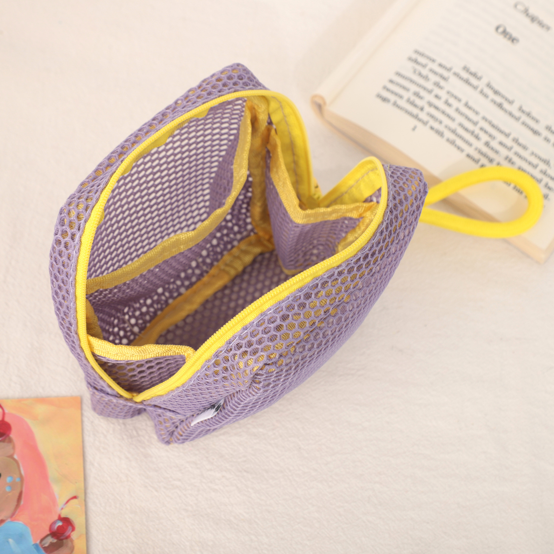 Wholesale of InS-style dopamine-colored tofu buns, large-capacity mesh makeup bags and portable grid storage bags from the manufacturer Application Scenario