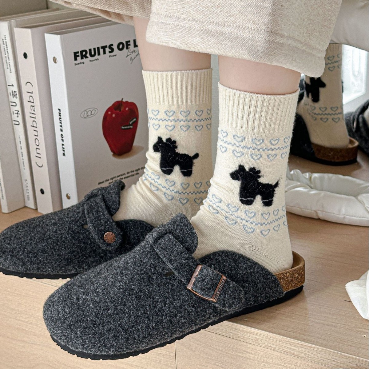 One-piece delivery service for socks at the street stall: Korean-style embroidered heart-shaped grey socks, mid-calf socks, blue ribbon bow, sweet pile socks, MIU-style girls' socks Application Scenario