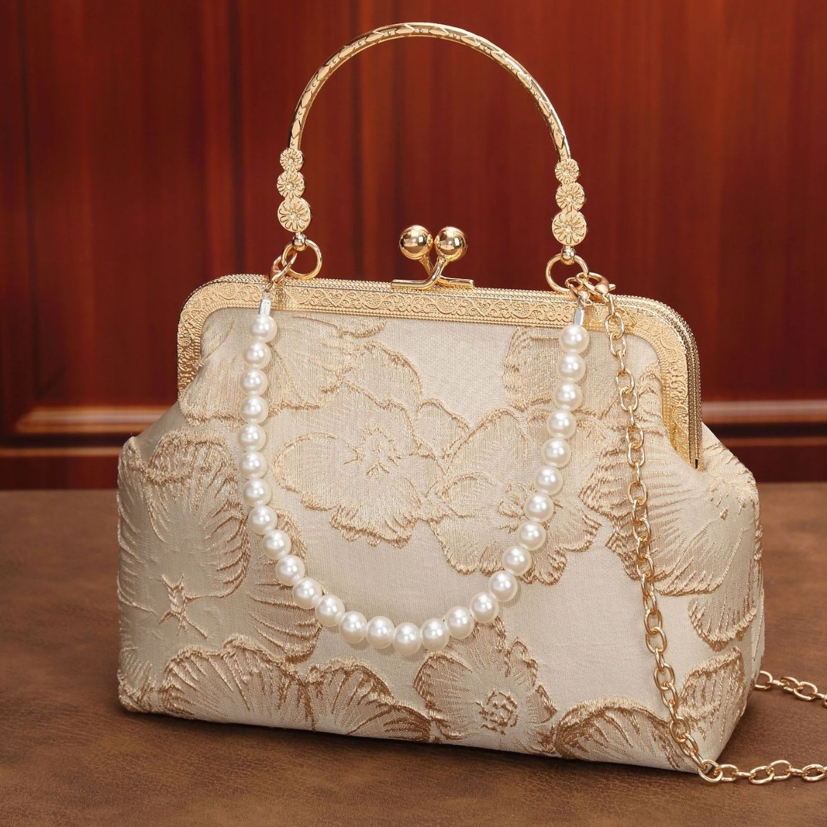 The new Chinese-style cheongsam bag is elegant and refined. The dinner clip bag is solemn. The hand-held mouth gold bag and pearl bag are carried diagonally