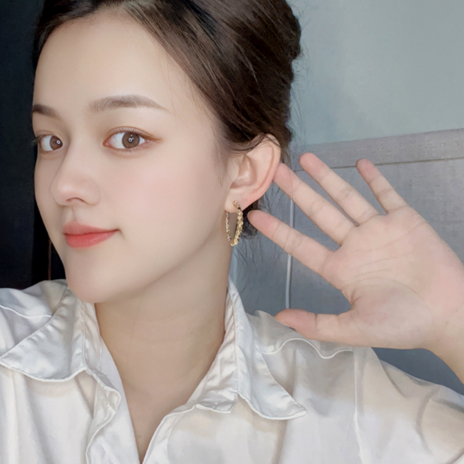The new accessory series, "Broken Silver ear buckles", is a fashionable and cold style earpiece for women. It features a light luxury and niche design sense, and is a cross-border hit details Picture