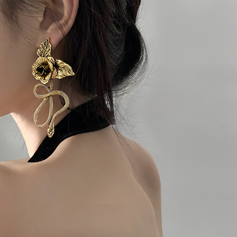 Silver needle flower leaf snake-shaped earrings, Korean niche creative and personalized stud earrings, metal earrings, trendy and fashionable earrings