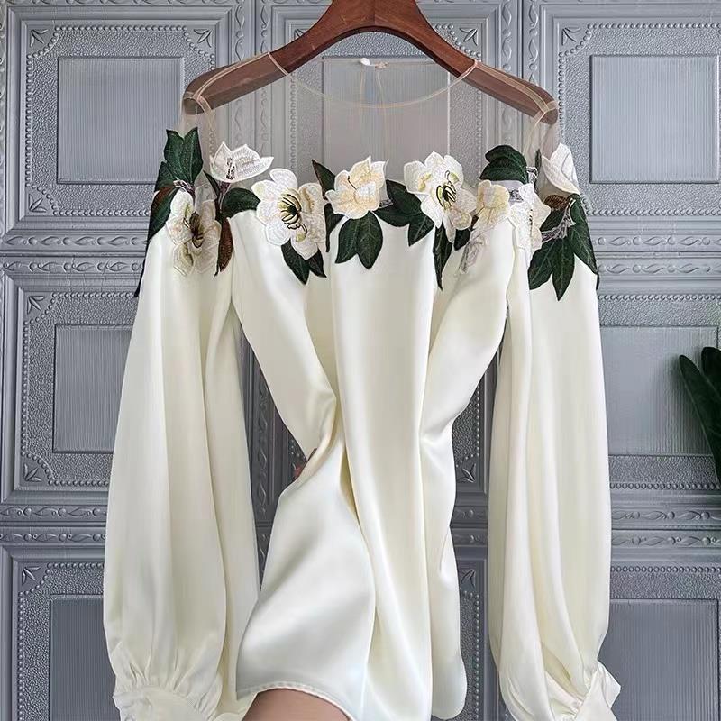 This is a fashionable long-sleeved, elegant and drape shirt with a unique lace-stitched embroidered collar for women in the autumn of 2022 Specification image