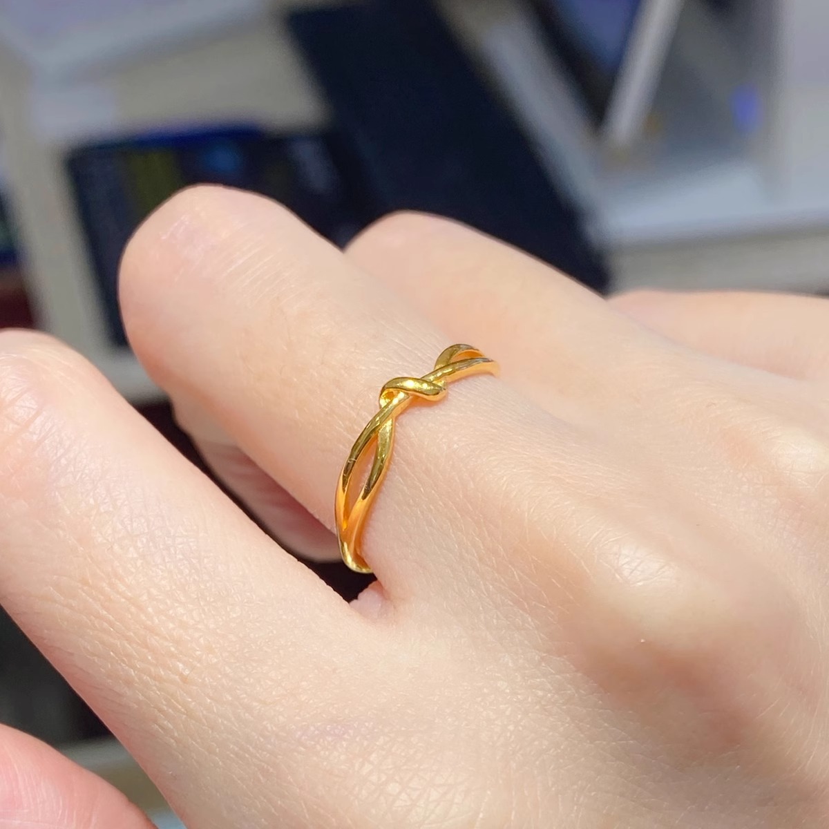 Fashionable knotted ring, Mobius strip for women, titanium steel plain ring, love endless entanglement, simple and versatile knot ring details Picture