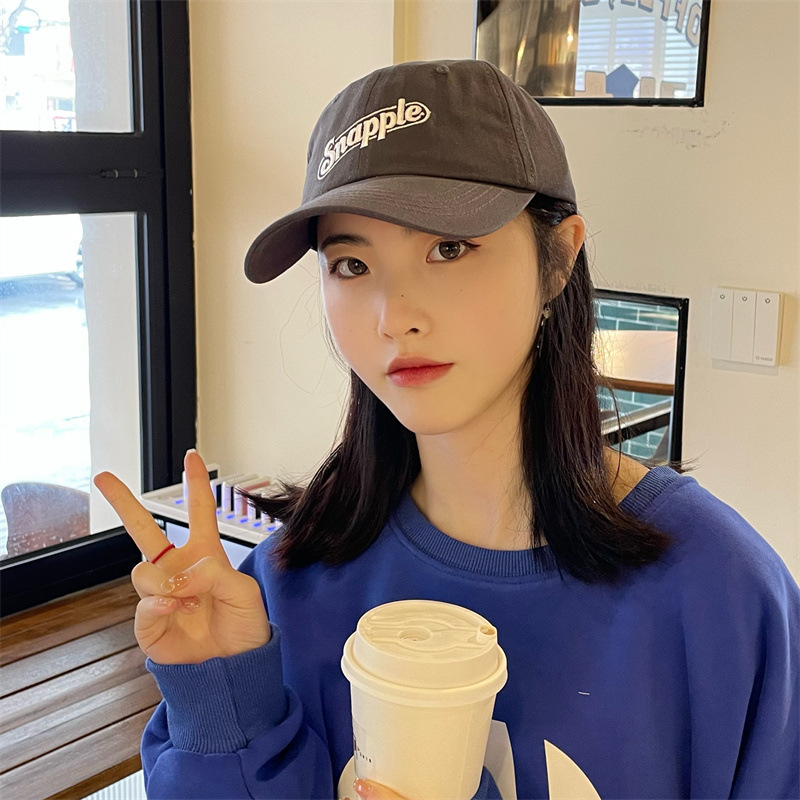A Korean-style Instagram trendy and versatile sun protection cap for women in spring and summer, a letter sun protection cap that shows off the face, and a small green baseball cap for men details Picture
