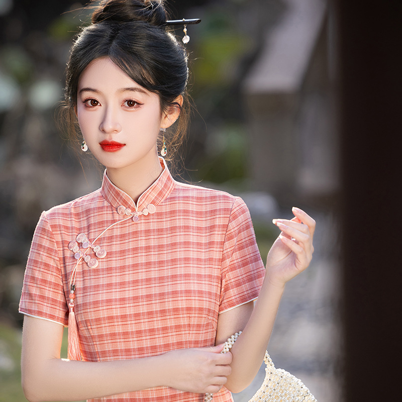 The new modified checkered cheongsam of National Trend 2025, a mid-length style for young girls, is elegant and slimming, suitable for daily commuting Application Scenario