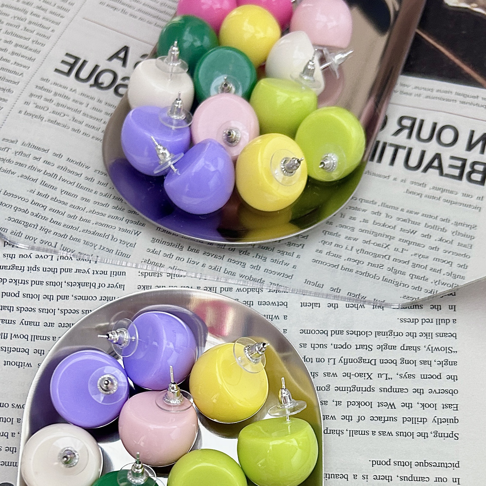 Macaron pearls! The new dopamine girl acrylic stud earrings are sweet, fresh and cute. The round and adorable earrings are trendy Specification image