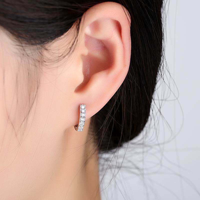Cross-border live streaming is selling sweet and stylish diamond-encrusted heart-shaped earrings, stud earrings and women's ear buckles Application Scenario