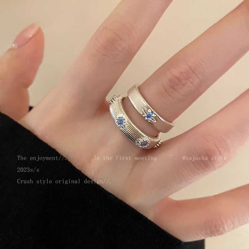 A sea blue cross brushed zircon ring, a niche design for women, is a couple's index finger ring with a simple and elegant style on Instagram Application Scenario